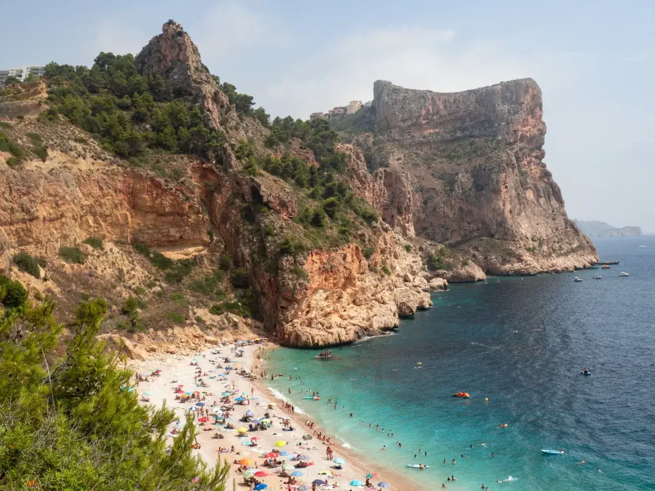 Playa con acantilados y aguas turquesas, ideal para tu plan de qu&eacute; ver en Alicante provincia en una semana.