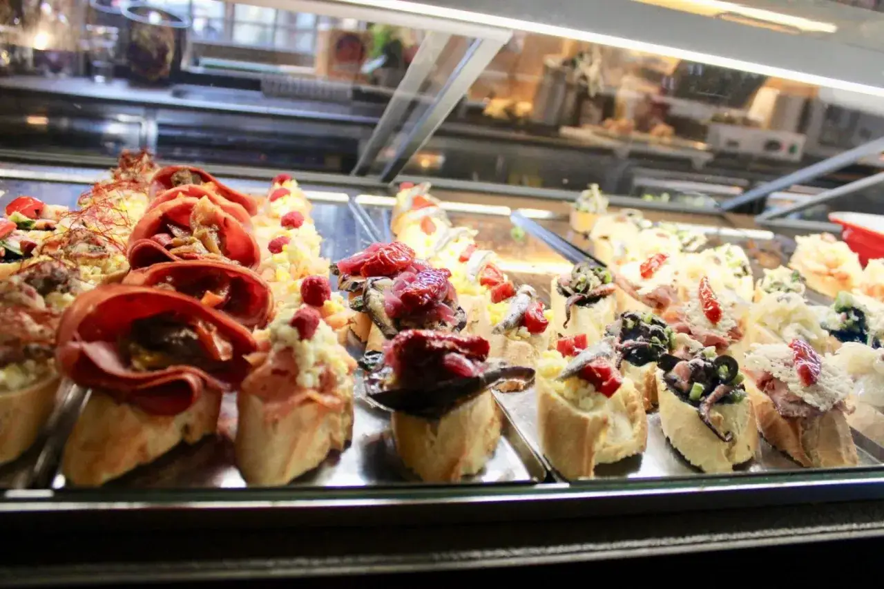 Deliciosos pintxos y tapas, perfectos para saber donde comer en Venecia. Variedad de sabores y texturas en cada bocado.