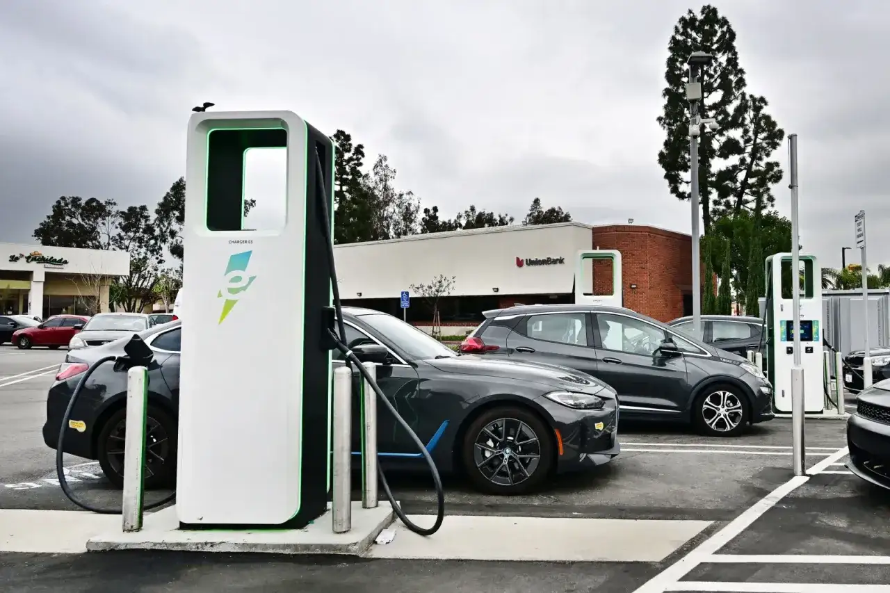 Coches eléctricos cargando, mostrando las ventajas y desventajas de los coches eléctricos en un día nublado.