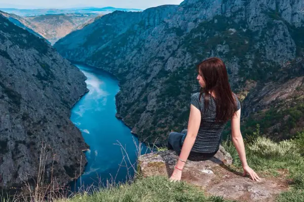 Mujer contempla el cañón del Sil, un paisaje impresionante de Ribeira Sacra que ver.
