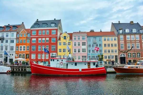 Canal de Nyhavn, Copenhague. Coloridas casas y barcos, un lugar imperdible que ver en Dinamarca.