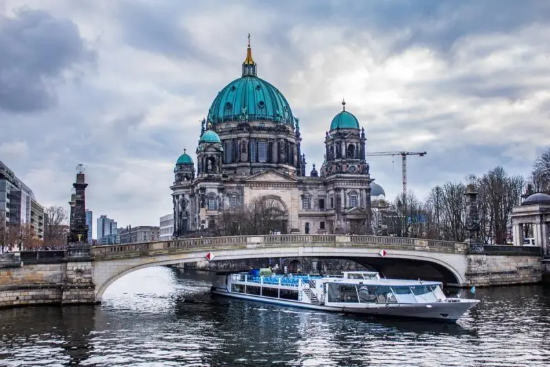 Crucero por el río Spree con el Berliner Dom de fondo. Una vista icónica para saber qué ver en Berlín en 4 días.