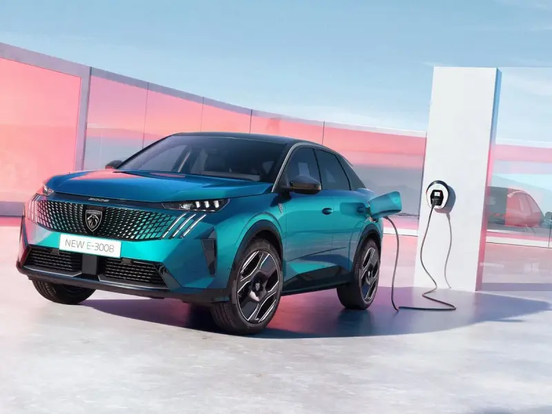 Coche eléctrico azul, un auto recargable conectado a un punto de carga en un entorno moderno y minimalista.