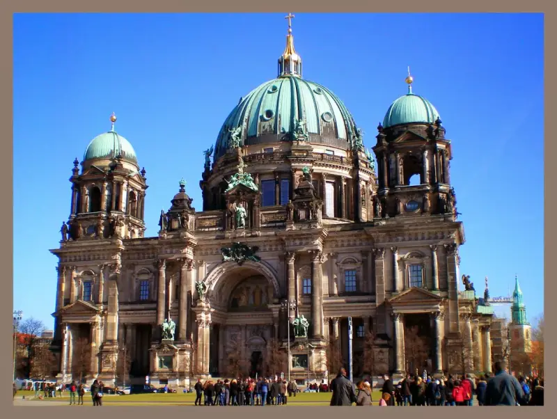 Imponente Catedral de Berlín, un lugar clave que ver en Berlín en 3 días. Gente pasea frente a su fachada.