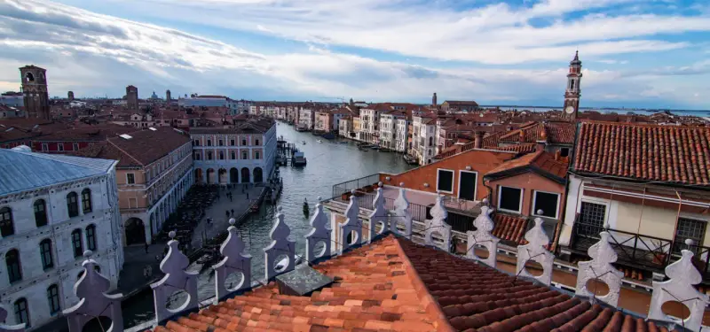 Vista aérea de Venecia con el Gran Canal. Edificios históricos y tejados rojos. Ideal para saber dónde comer en Venecia.