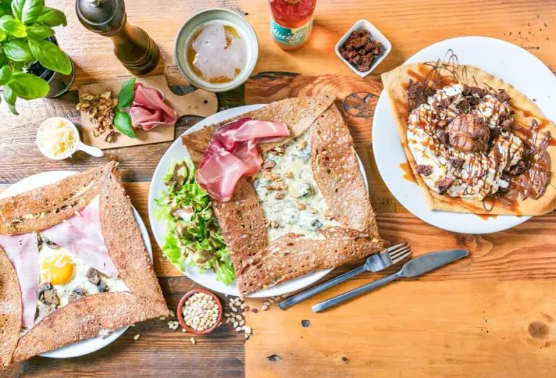 Deliciosas crepas saladas y dulces, perfectas para saber dónde comer en París. Una opción para cada gusto.