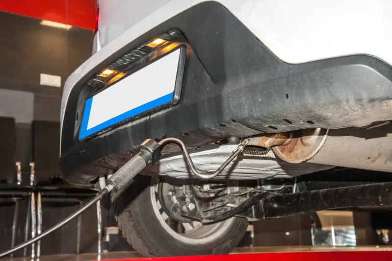 Sonda conectada al tubo de escape para comprobar emisiones coche.