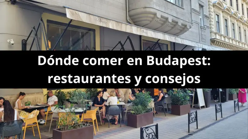 Gente disfrutando de una comida en un restaurante al aire libre en Budapest. El texto dice "Dónde comer en Budapest: restaurantes y consejos".