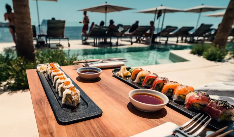 Delicioso sushi junto a la piscina, ideal para saber donde comer en Ibiza. Disfruta de la vista y el sabor.