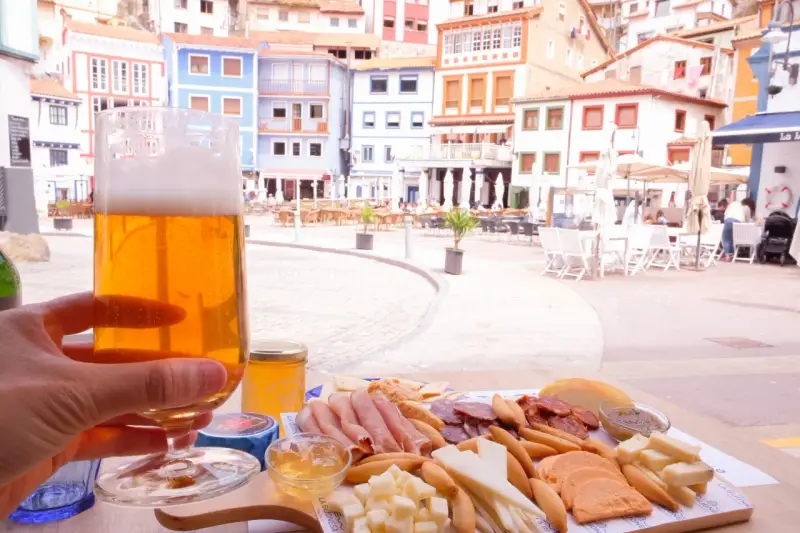 Disfruta de una cerveza y una tabla de quesos y embutidos en Cudillero. ¡Un lugar perfecto donde comer!